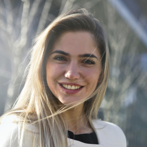 Zadowolona klientka Vel Energy – pozytywna opinia o procesie zamówienia świadectwa energetycznego online.