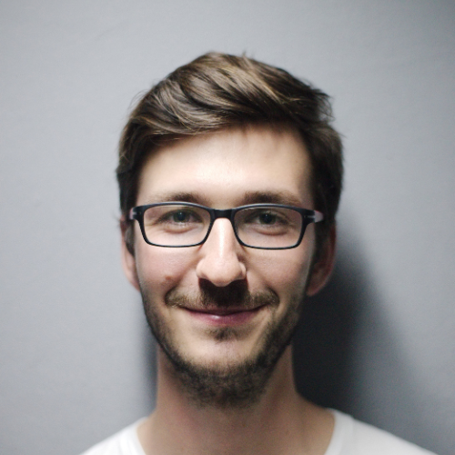 Zdjęcie klienta Vel Energy – zadowolony mężczyzna wystawiający pozytywną opinię o świadectwie energetycznym.