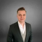 Inżynier Łukasz Krawczuk Vel Walczuk – kierownik zespołu audytorów energetycznych w firmie Vel Energy, posiadający uprawnienia nr 25220.