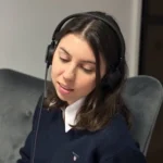 Konsultantka Vel Energy w słuchawkach – kontakt telefoniczny w sprawie świadectwa energetycznego.