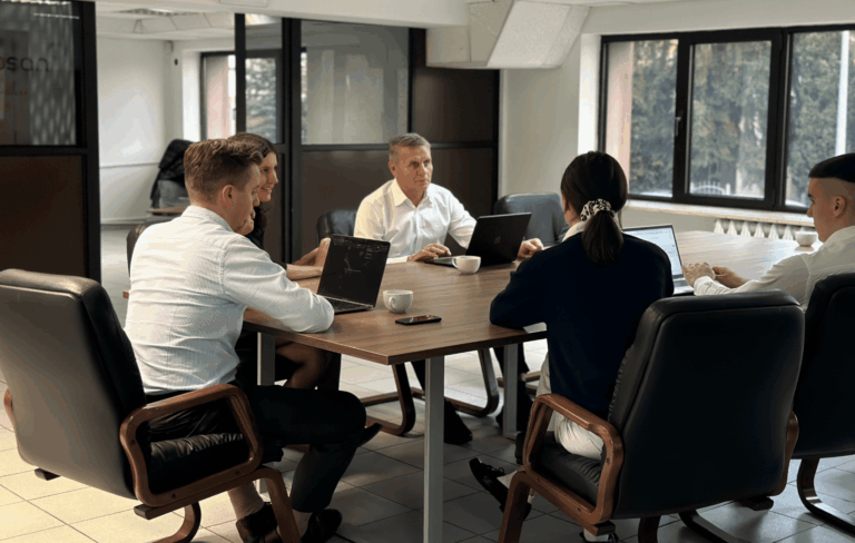 Zespół specjalistów Vel Energy podczas spotkania – audytorzy omawiający świadectwa energetyczne.