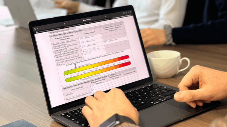 Świadectwo charakterystyki energetycznej budynku na ekranie laptopa – analiza zużycia energii